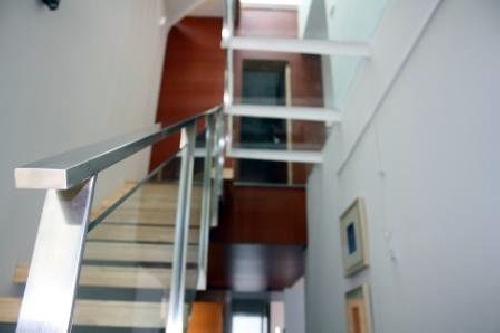 Detalle de escalera acero inox y vidrio