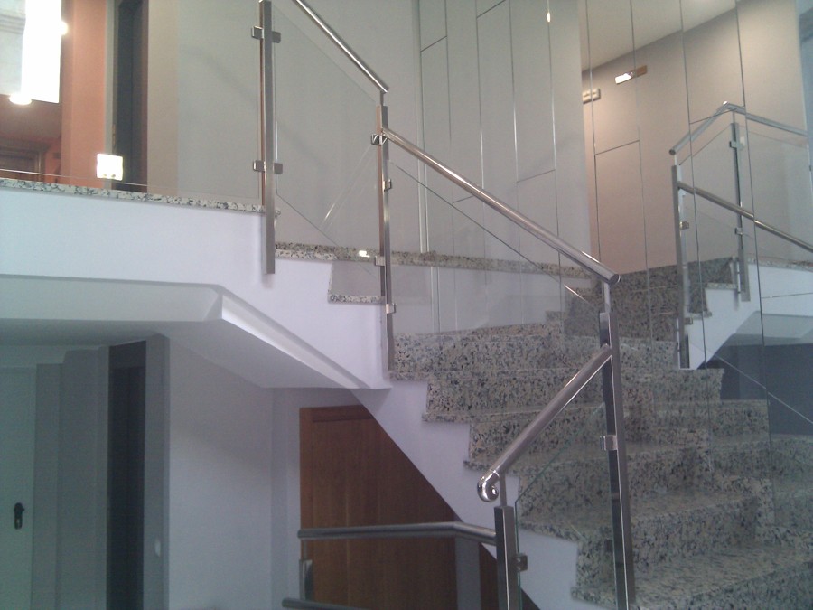 Detalle de escalera en acero y cristal.