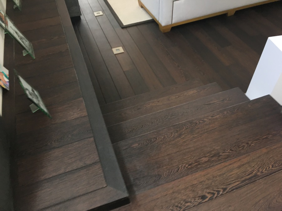 DETALLE DE ESCALERA Y SOLADO DE WENGUE 