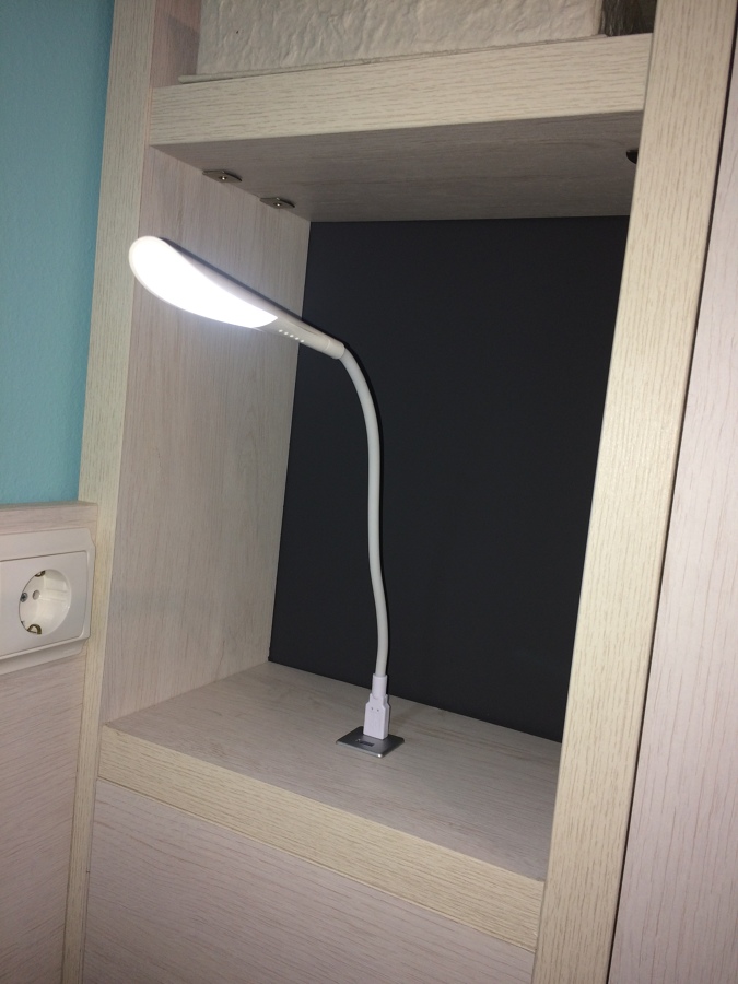 Detalle de estantería y lámpara led, salida usb