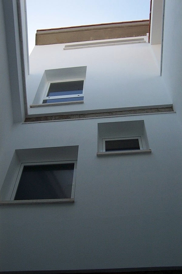 DETALLE DE FACHADA A PATIO INTERIOR