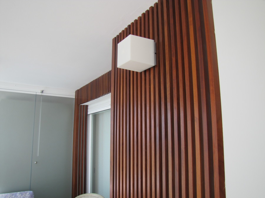 Detalle de forrado en madera de iroko de las paredes