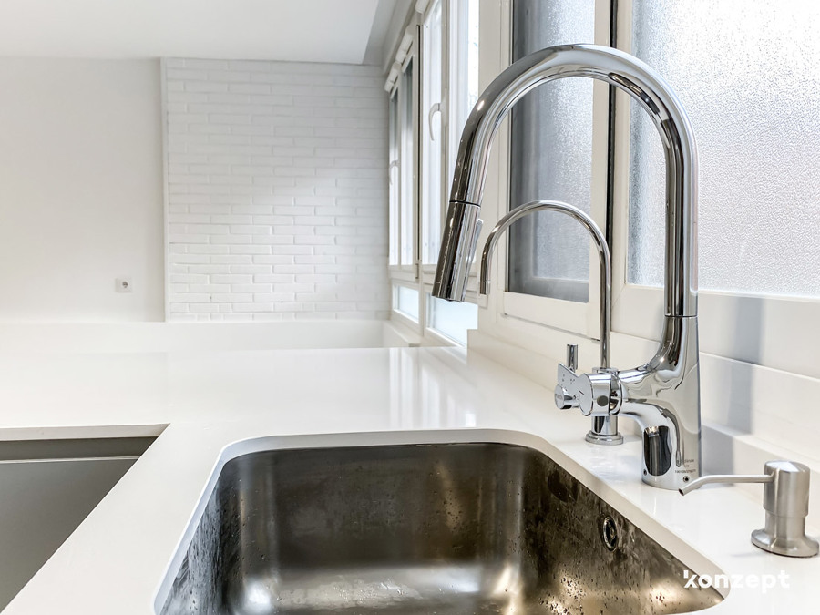 Detalle de grifo, dispensador de jabón y grifo de filtrado de agua