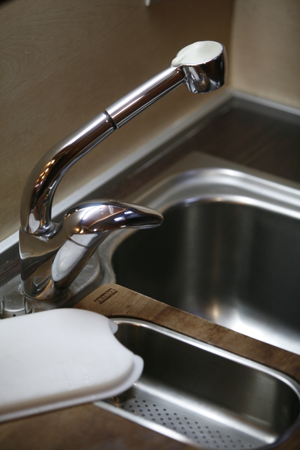 Detalle de grifo y fregadero