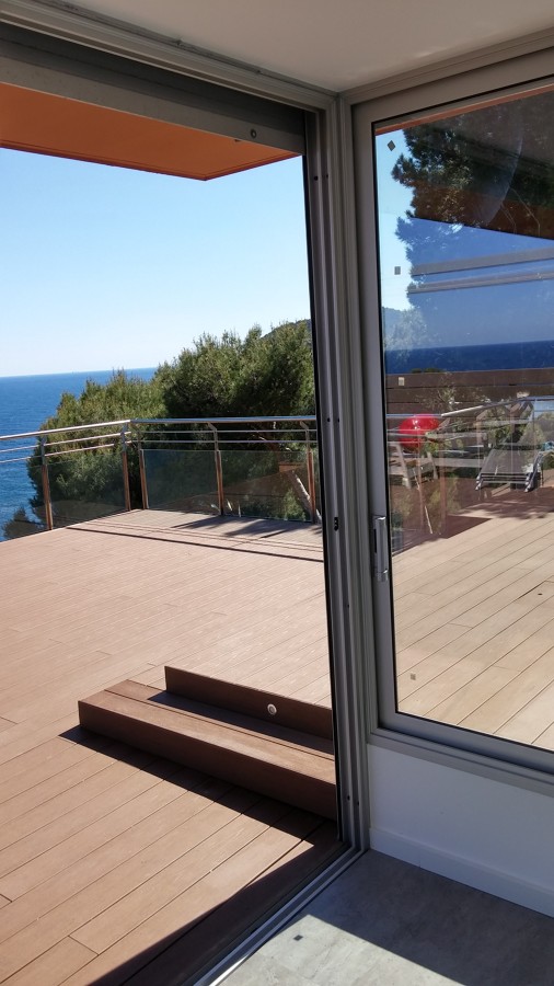 Detalle de guía inferior embutida en suelo