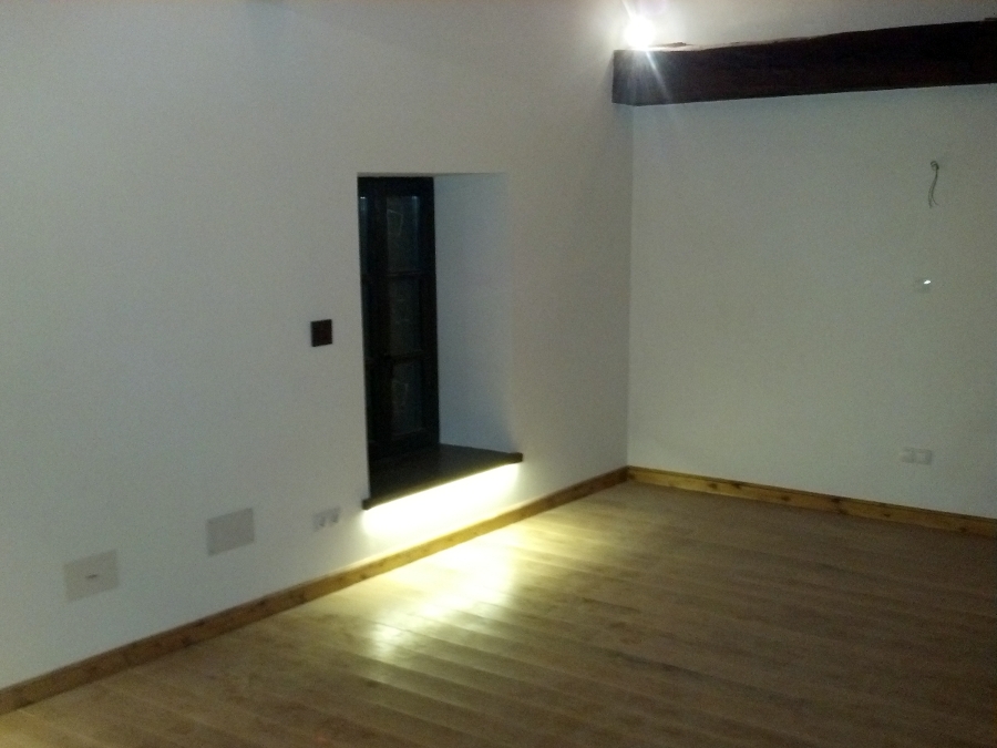 Detalle de iluminación led bajo ventanas