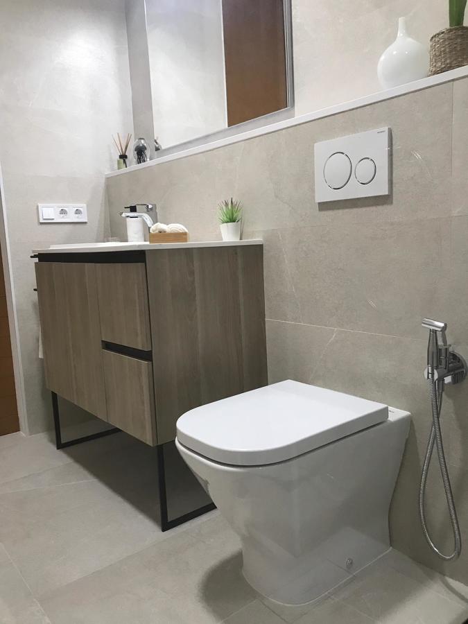 Detalle de inodoro y mueble