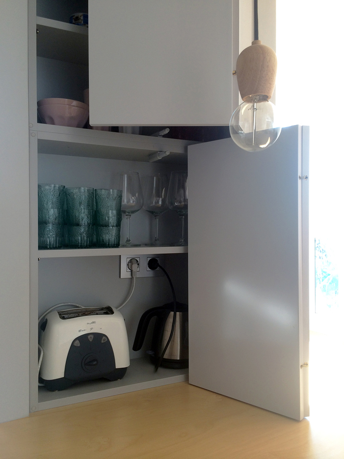 Detalle de la apertura de mueble, en el lateral de la mesa