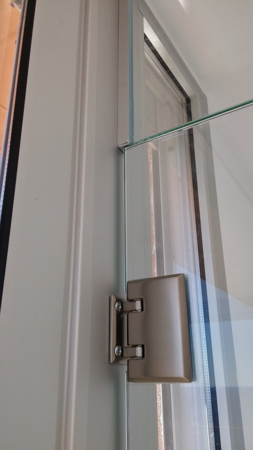 Detalle de la bisagra de puerta de cristal