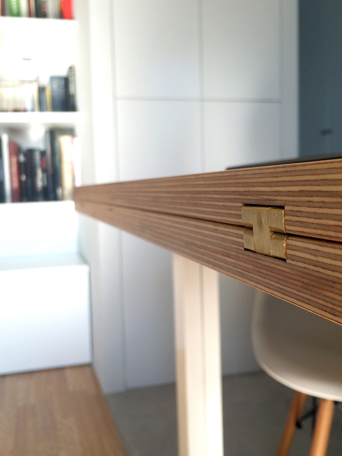 Detalle de la bisagra oculta de la mesa abatible, diseño de La Reina Obrera