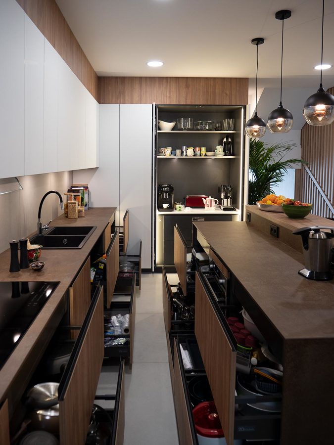 Detalle de la capacidad de almacenaje de la cocina