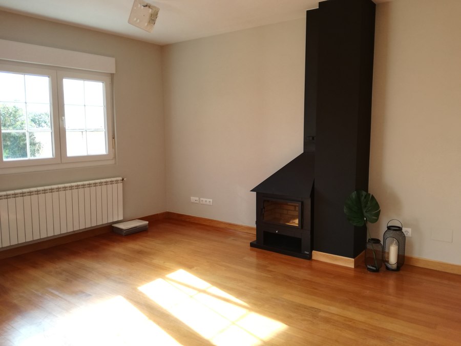 Detalle de la chimenea después de pintar