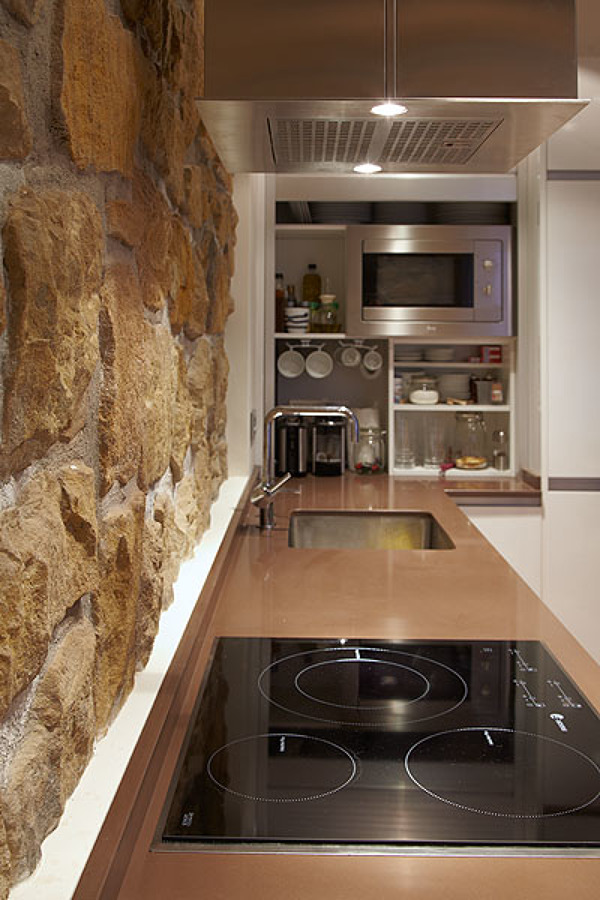 DETALLE DE LA COCINA CON LA PIEDRA VISTA