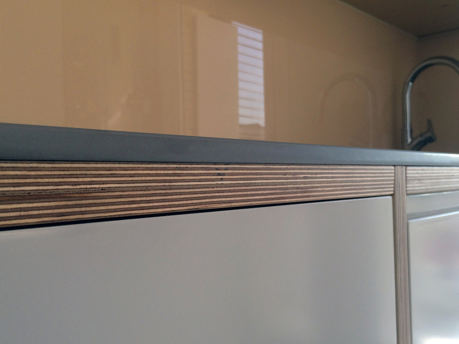 Detalle de la encimera y el mueble de cocina, diseñado por La Reina Obrera