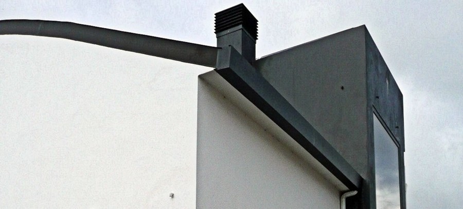 Detalle de la fachada posterior y la cubierta curva