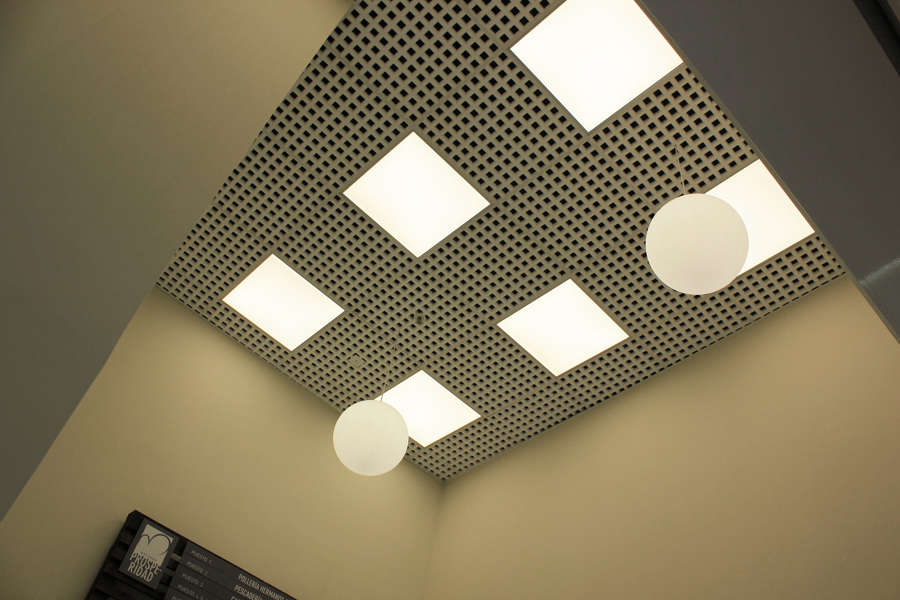 Detalle de la iluminación de uno de los accesos principales