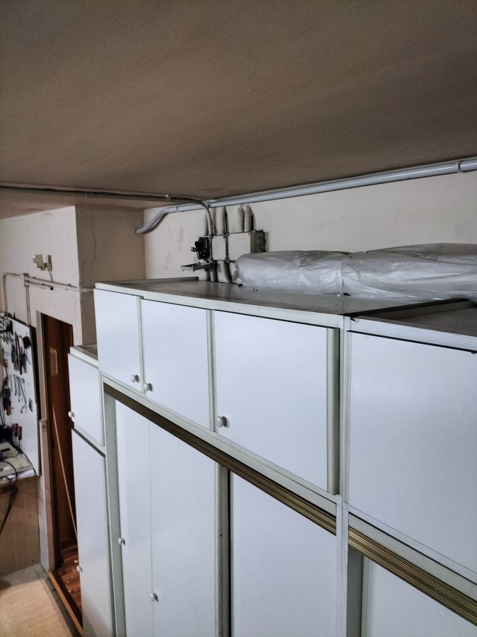 Detalle de la instalación de tuberías en parking