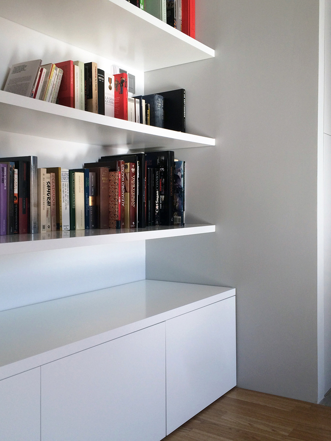 Detalle de la librería y mueble inferior