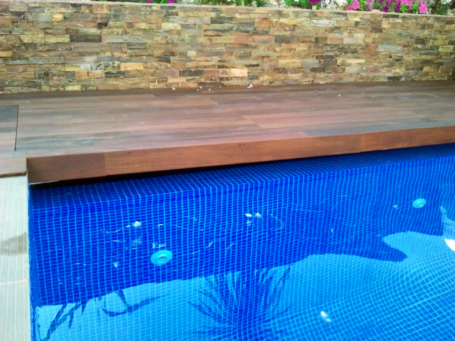 Detalle de la madera para tapar cubierta automática deslizante