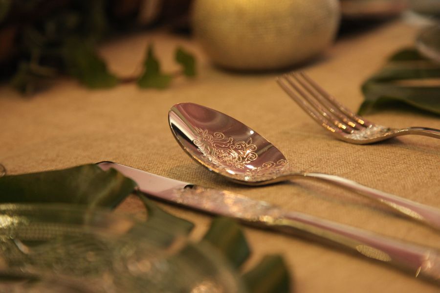Detalle de la mesa decorada como mesa de novios