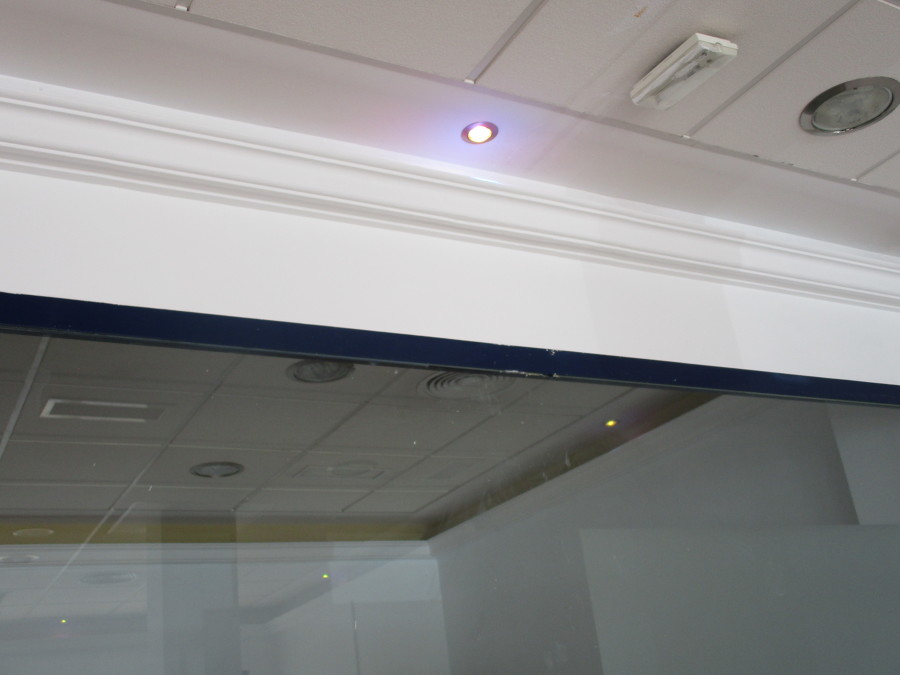 Detalle de la moldura de escayola reparada y terminada.