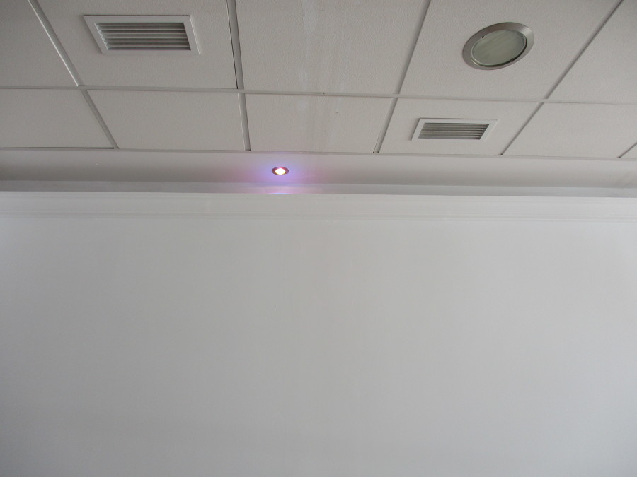 Detalle de la moldura de escayola reparada y terminada.