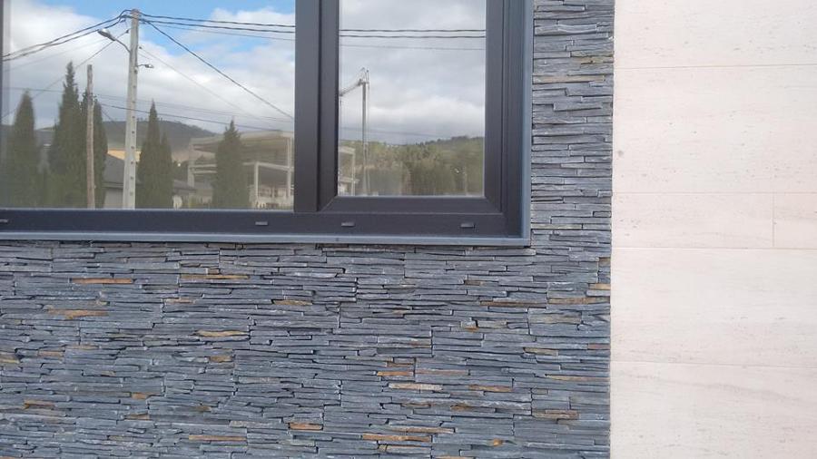 Detalle de la pizarra y el mármol del revestimiento