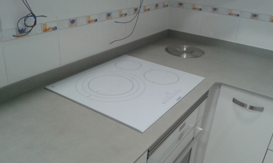 detalle de la placa de induccion blanca