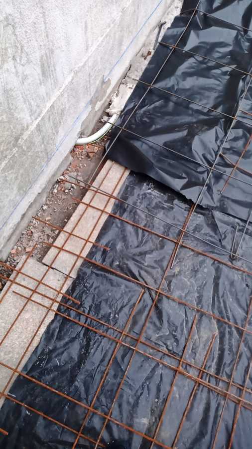 Detalle de la preparación del suelo para ejecución de hormigón impreso.