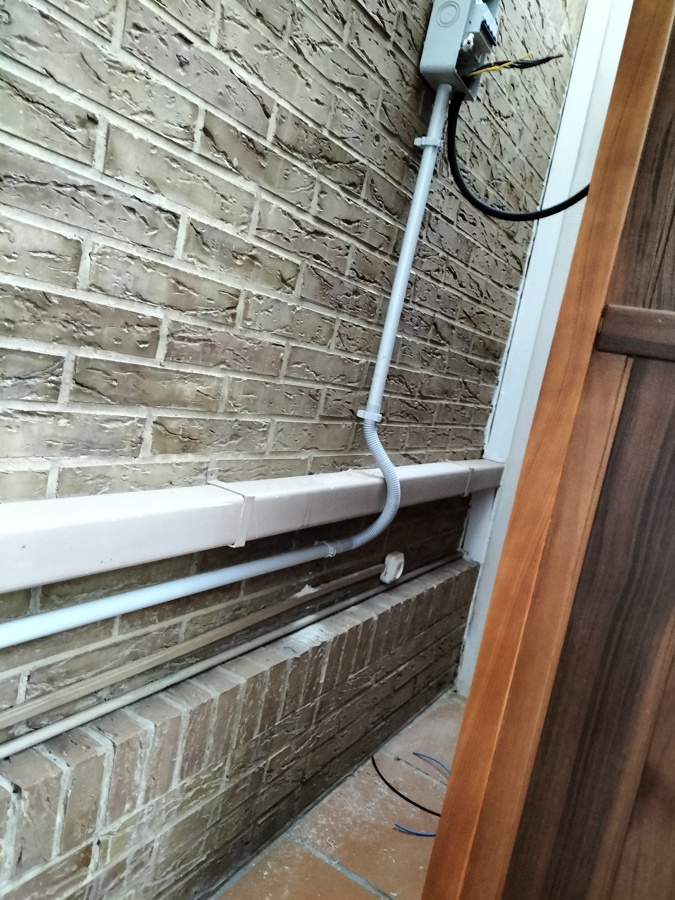 Detalle de la prolijidad en la instalación y conexión del sauna