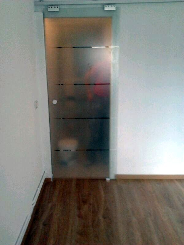 Detalle de la puerta de cristal corredera