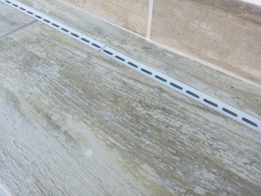 Detalle de la rejilla decorativa perforada.