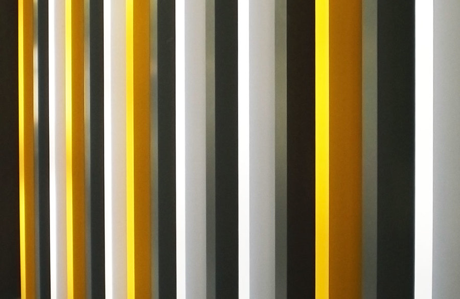 Detalle de lamas metálicas de fachada