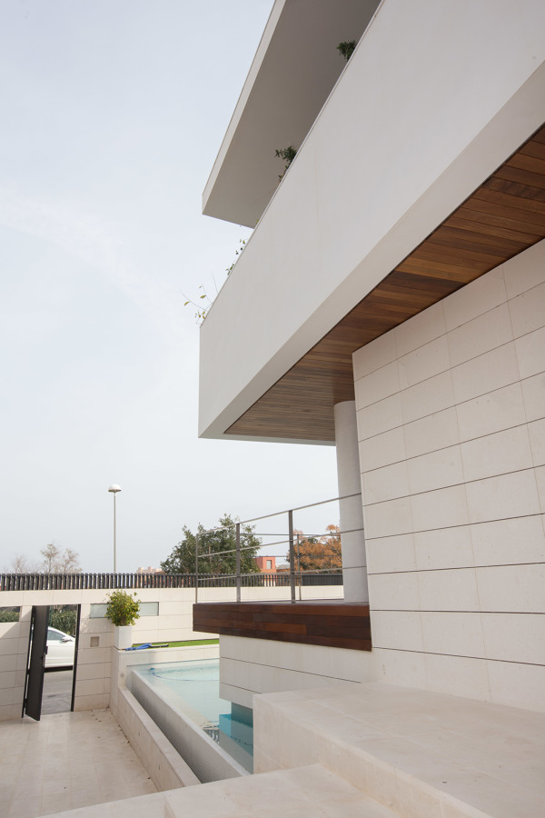 Detalle de lamina de agua desbordante en acceso