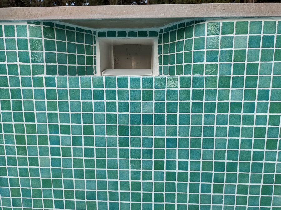 Detalle de las bocas de los skimmers revestido con Ocean Giava 3,6 x 3,6 cm de Reviglass.