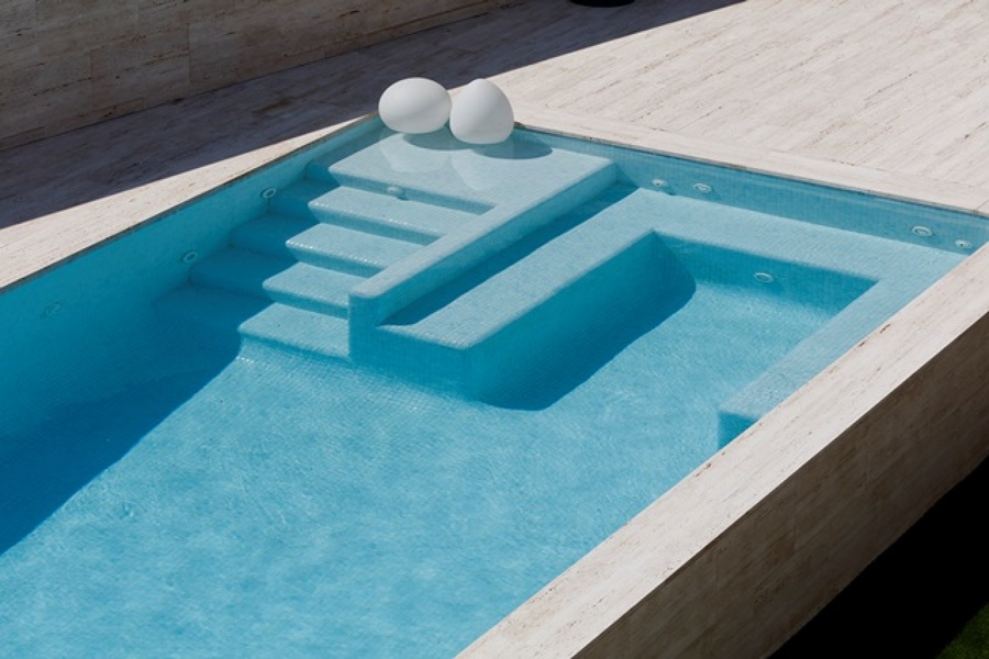 Detalle de las escaleras de acceso y el banco de reposo