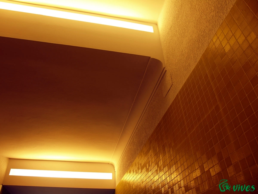 Detalle de las luminarias del portal del edificio