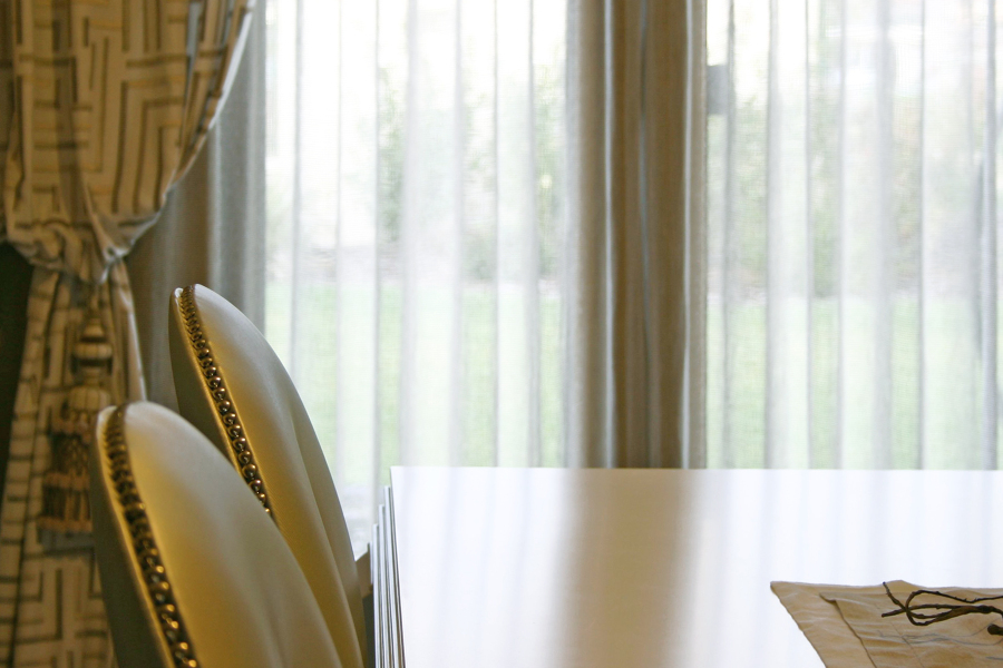 Detalle de las sillas del comedor.