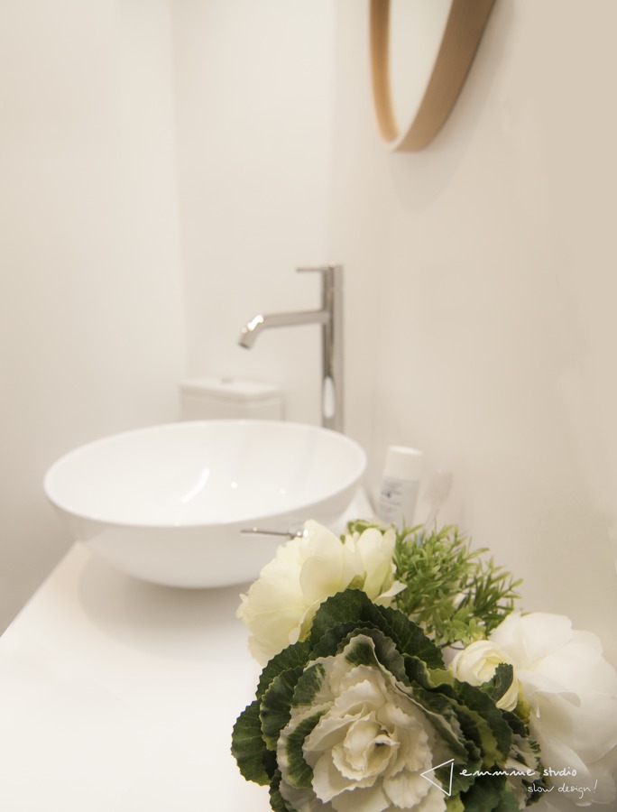 El nuevo baño de M y Lola por emmme studio: Detalle de lavabo