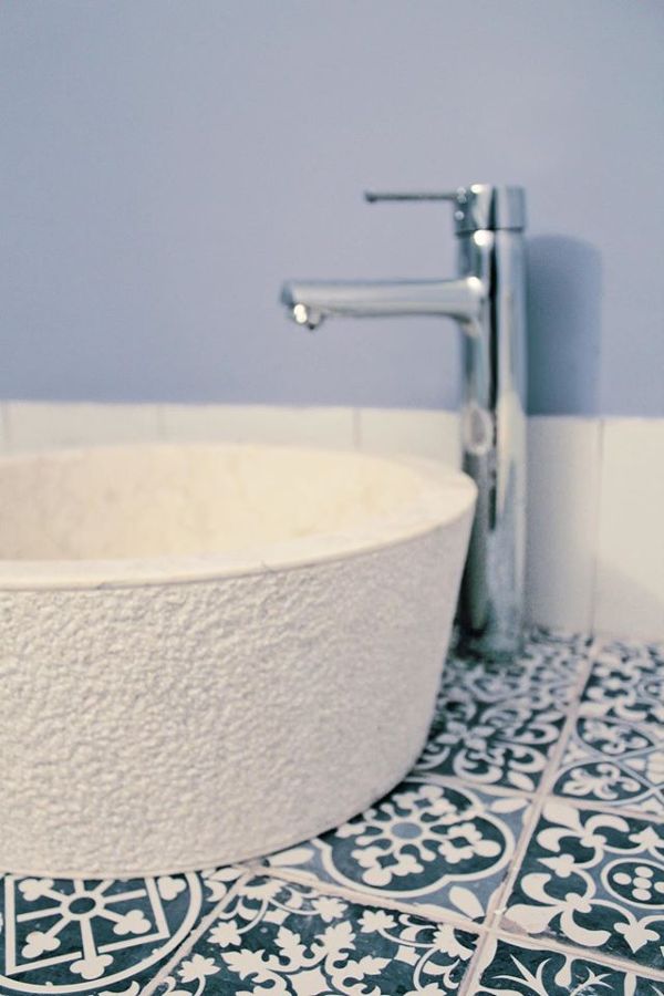 detalle de lavabo, encimera y griferia