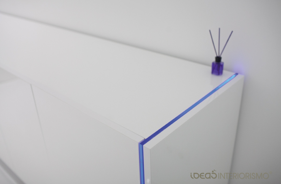 Detalle de luz indirecta en el mobiliario