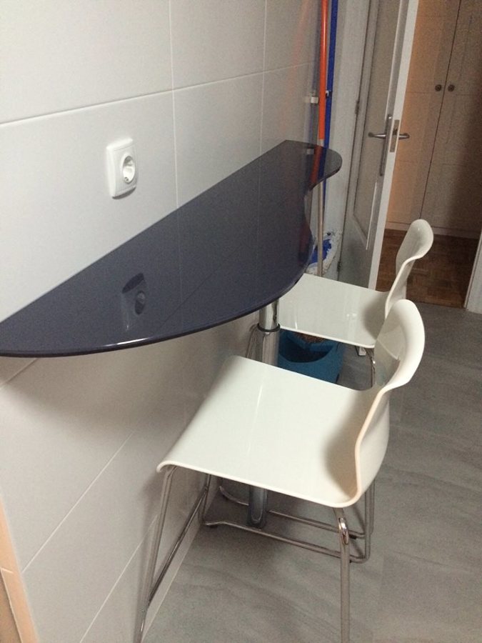 detalle de mesa de cristal en cocina