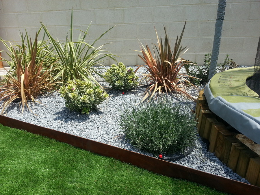 Detalle de parterre y cama elástica encastrada