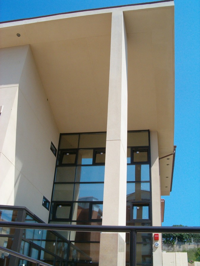 detalle de pilar de gran altura en fachada