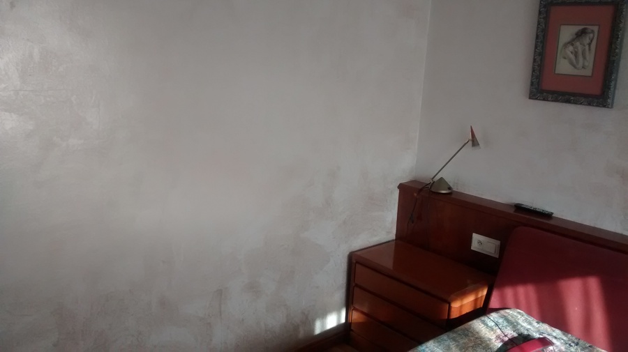 Detalle de pintura y mesita