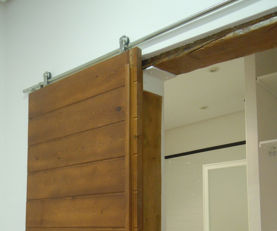 Detalle de puerta corredera en dormitorio principal