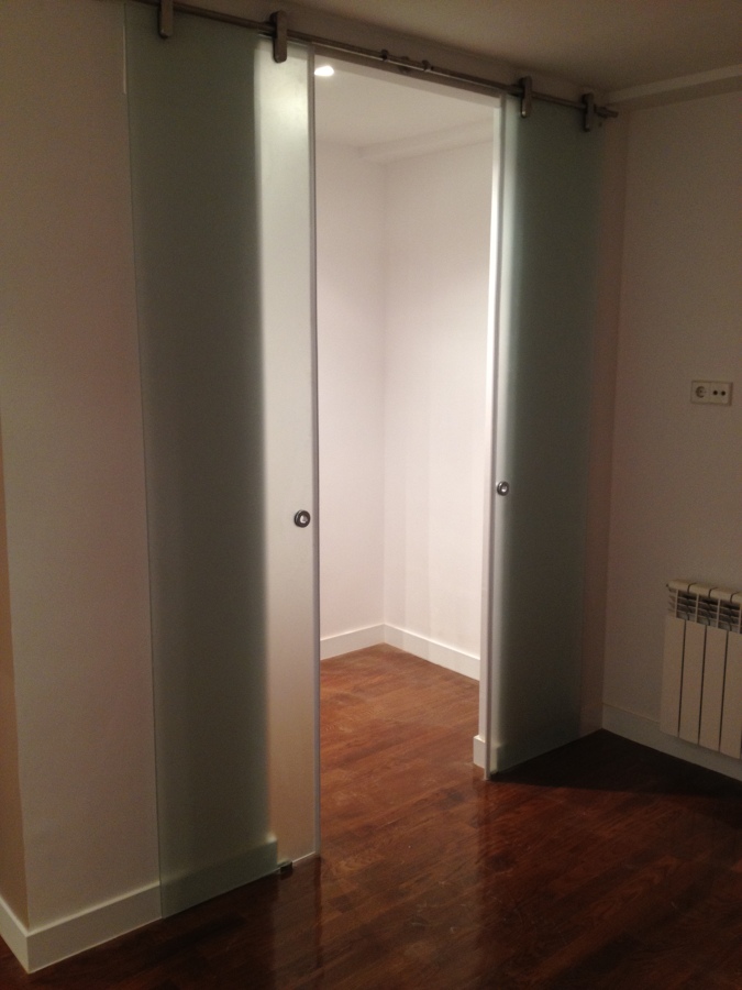 Detalle de puertas correderas de cristal