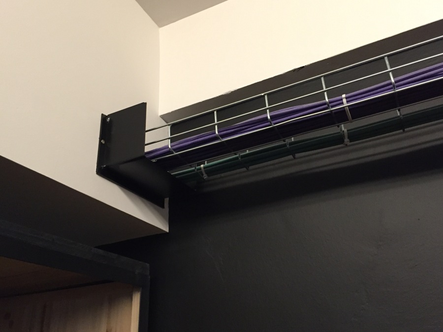 Detalle de remate de bandeja contra tabiques