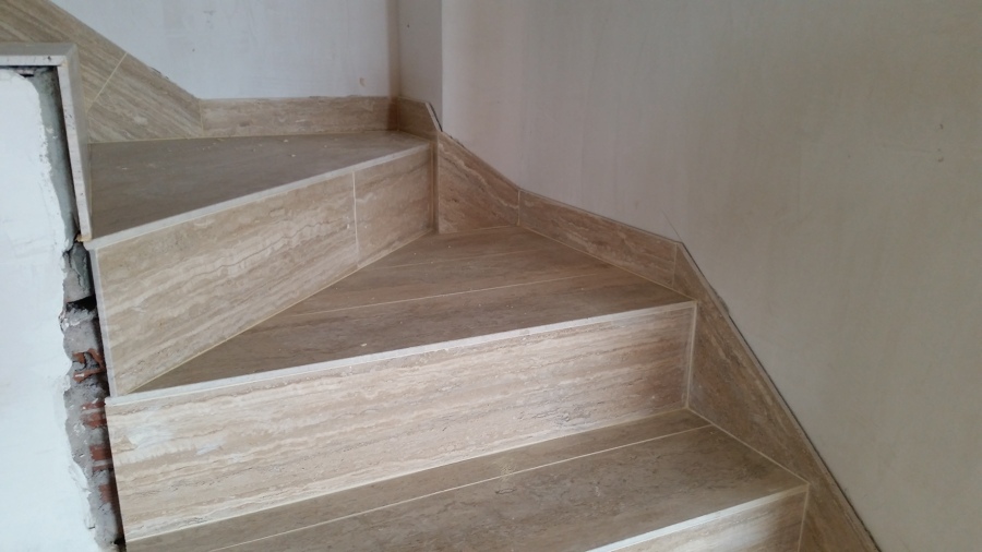 detalle de rodapie inclinado de piedra