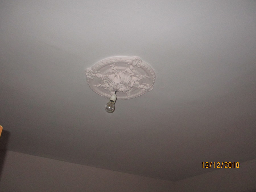 Detalle de rosetón en sala de estar